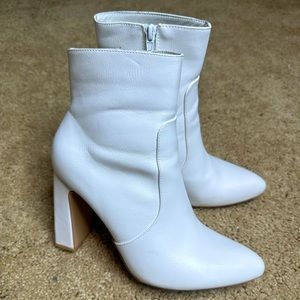 White high heel pointed toe boot / used but in good condition/ size 10